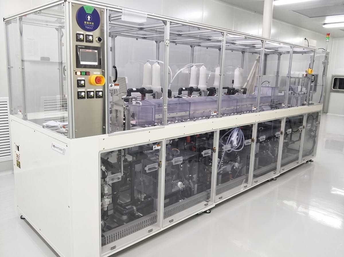 Single-wafer scrubber cleaning machine